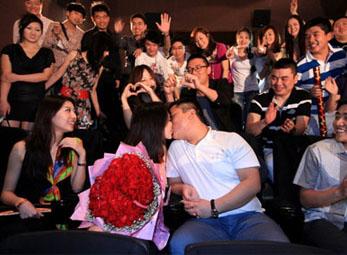 Cầu hôn trong rạp phim, lãng mạn đến sững sờ