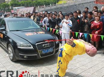 Người đàn ông kéo xe bằng... mí mắt