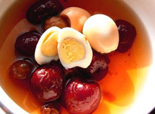 Trứng cút hầm táo tàu – Ăn cho da đẹp