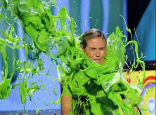 Hàng loạt sao lớn bị tạt phẩm màu xanh