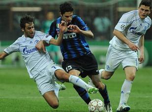 Ralf Rangnick vui sướng với thắng lợi kinh điển của Schalke