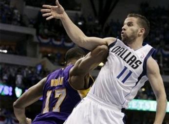 Bynum bị cấm thi đấu năm trận, phạt 700 ngàn USD