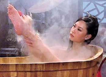 "Hồng Vũ Tam Thập Nhị" bị khán giả kiện vì quá nhiều cảnh "hot"