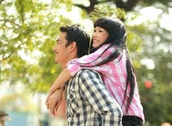 Phương Thanh cặp kè cùng "phi công trẻ"