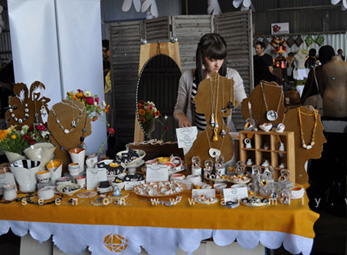 Độc đáo với trang sức từ sứ cao cấp 