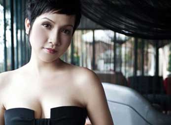 "Tự sướng" và "Xin lỗi" khuấy động showbiz Việt