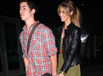 Nick Jonas hẹn hò "máy bay bà già"?