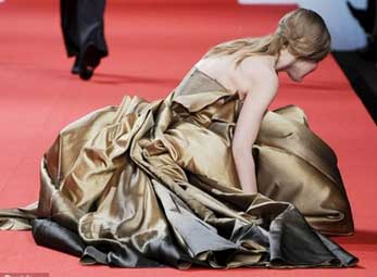 Siêu mẫu 3 lần "vồ ếch" trong một show diễn