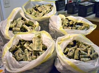 Bỗng dưng nhặt được 1 khối tiền "kếch xù" trong nhà