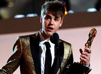 Đang trao giải thưởng âm nhạc Billboard 2011