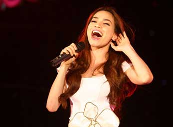Hồ Ngọc Hà đẹp rạng rỡ trên sân khấu H2Teen Concert