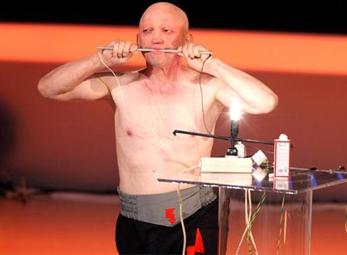 "Người pin" phóng điện, nấu chín xúc xích, làm sáng bóng đèn