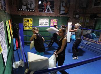 Cuộc thi "oánh" nhau bằng gối siêu độc đáo