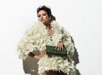 Thời trang làm bằng... hoa lá cành