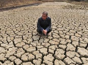Ruộng đồng Trung Quốc nứt nẻ kinh hoàng