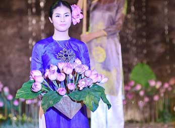 Ngắm Hoa Hậu Ngọc Hân duyên dáng bên "quốc hoa"