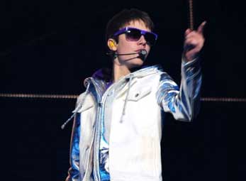 Justin Bieber bị ném trứng trong concert ở Sydney