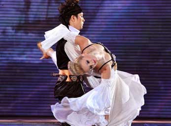 Liveshow 3 BNHV: Những màn bế, xoay, lộn nhào ấn tượng