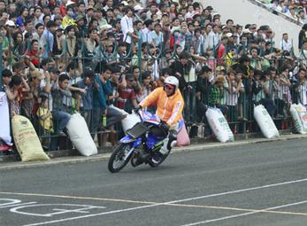 Leo rào, trèo tường xem đua moto ở Bình Phước