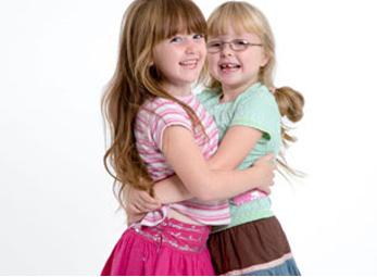 Ngôi trường cấm học sinh chạm tay, ôm nhau