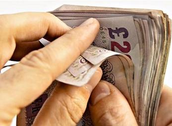 Tìm thấy gần 1.500 bảng Anh ở lưng ghế sofa vứt đi 