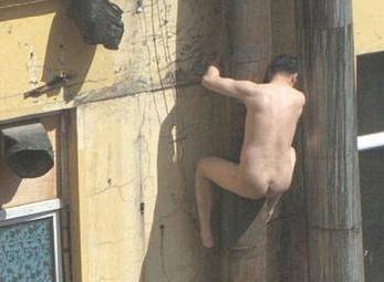 Trần như nhộng chạy trốn cảnh sát