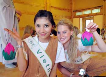 Thí sinh Hoa hậu sắc đẹp toàn cầu làm duyên với hoa sen