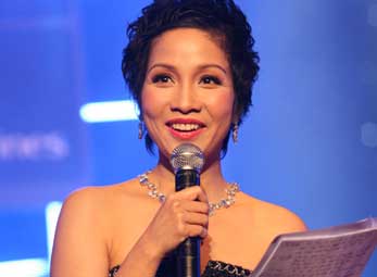 Mỹ Linh bị chồng mắng gay gắt vì hát sai lời