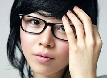 Làm đẹp cho 'cửa sổ tâm hồn' khi đeo kính