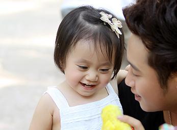 Hoàng Nghiệp bất ngờ "lộ" con gái