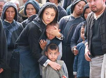 Hình ảnh "gia đình đầm ấm" Chung Tử Đơn - Thang Duy