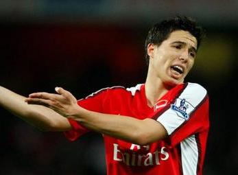 “Hùm xám” cũng muốn tranh mồi của “Quỷ đỏ”