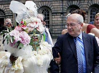 Cô dâu đeo 7.000 chiếc khuyên