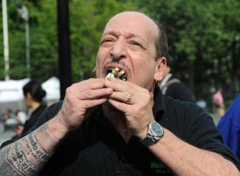 Dập tắt 70 điếu thuốc bằng... lưỡi