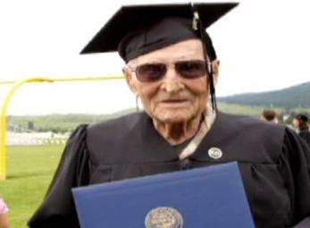 Cử nhân 100 tuổi 