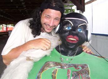 Ngỡ ngàng chàng trai tảo hôn với... người gỗ