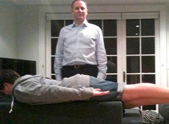 Con trai Thủ tướng New Zealand cũng... chụp ảnh "nằm sấp"