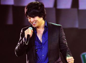 Thanh Bùi hát live hụt hơi và không rõ lời