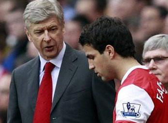 Arsenal - Fabregas: Càng níu kéo càng thêm đau!