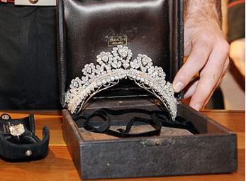 Tìm thấy vương miện kim cương của "nữ thánh" Evita