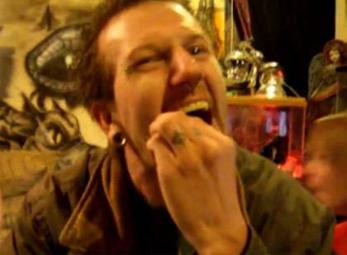 Người đàn ông gây phẫn nộ vì ăn chuột sống