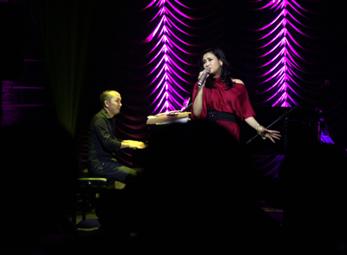 Đường xa, mây trắng vẫn bay về