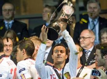 U21 Tây Ban Nha lần thứ ba VĐ châu Âu: Ngọn triều đỏ vẫn còn sôi sục