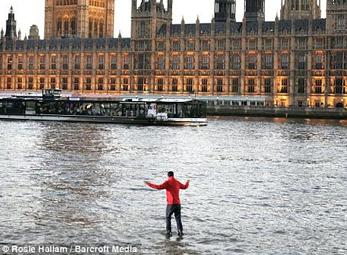 Đi trên mặt nước như đi trên đường phố