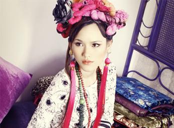 Võ Việt Chung "khoe" lụa Việt tại Thái Lan