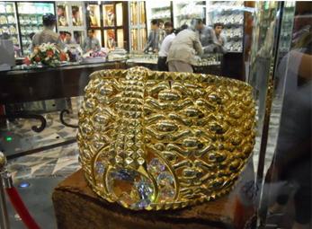 Lóa mắt với chiếc nhẫn vàng... to hơn người 