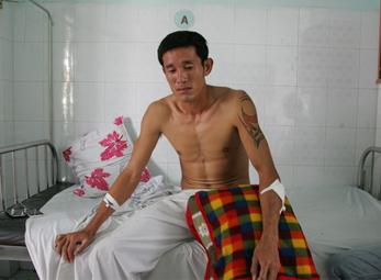 Khi cầu thủ Việt đổ máu vì dao, kiếm, mã tấu…