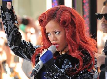 Rihanna đáp trả chỉ trích về video "bạo lực"