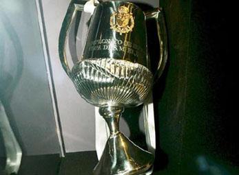 LĐBĐ Tây Ban Nha trưng bày "sắt vụn"