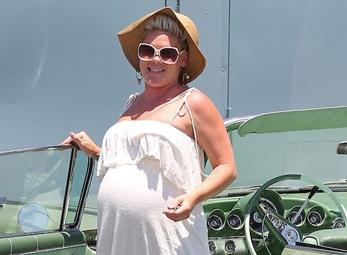 Nữ rocker Pink sinh con gái đầu lòng